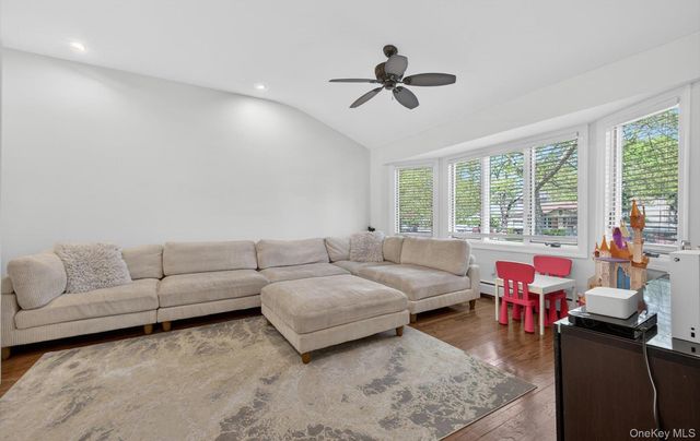 10 Wentworth Drive, Dix Hills, NY 11746