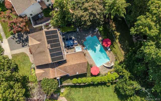 10 Wentworth Drive, Dix Hills, NY 11746