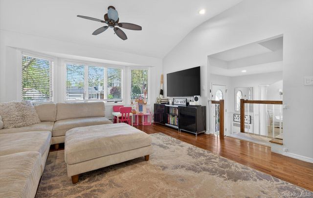 10 Wentworth Drive, Dix Hills, NY 11746