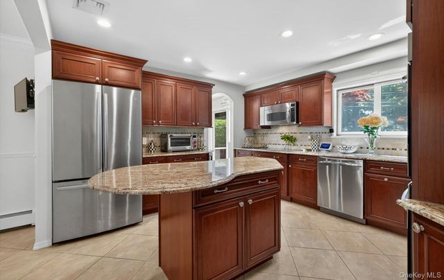 10 Wentworth Drive, Dix Hills, NY 11746