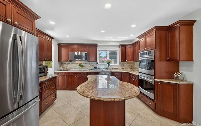10 Wentworth Drive, Dix Hills, NY 11746