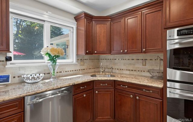 10 Wentworth Drive, Dix Hills, NY 11746