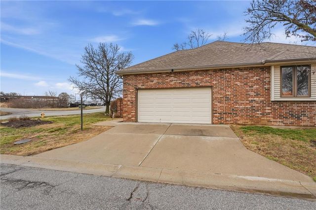 212 E Hansen Court, Independence, MO 64055