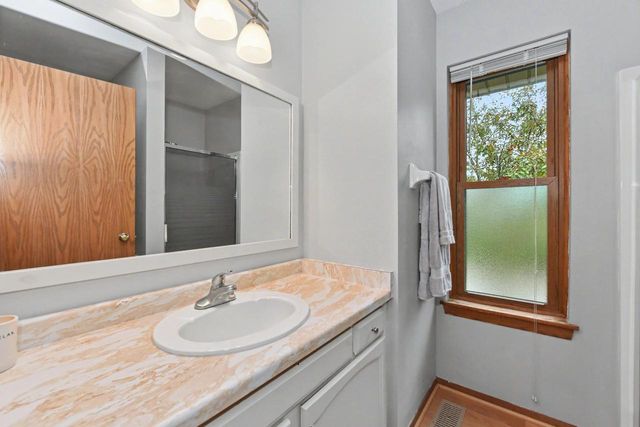 W178N9710 Riversbend CIRCLE W, Germantown, WI 53022