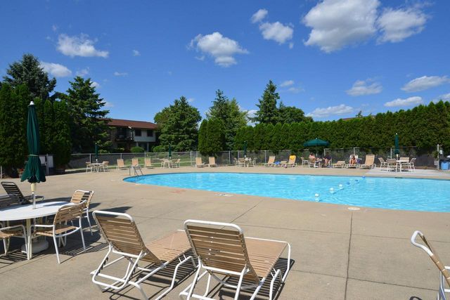 W178N9710 Riversbend CIRCLE W, Germantown, WI 53022