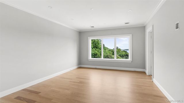 4 Shepherds Lane, Sands Point, NY 11050
