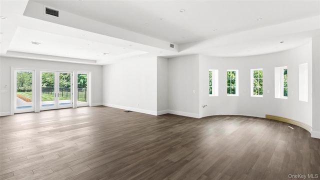 4 Shepherds Lane, Sands Point, NY 11050