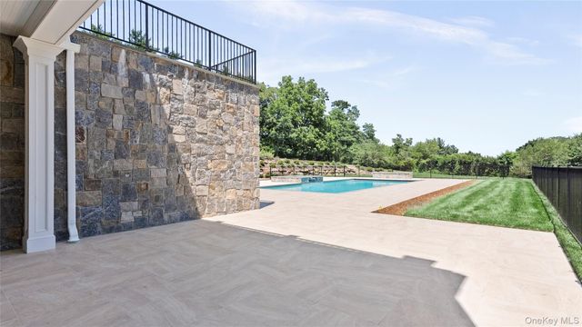 4 Shepherds Lane, Sands Point, NY 11050