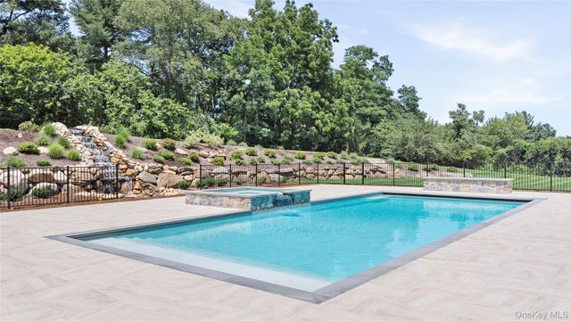 4 Shepherds Lane, Sands Point, NY 11050