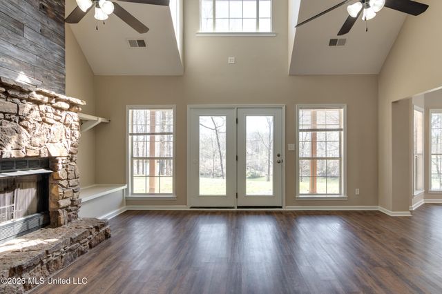 440 Blue Lake Drive, Lake Cormorant, MS 38641