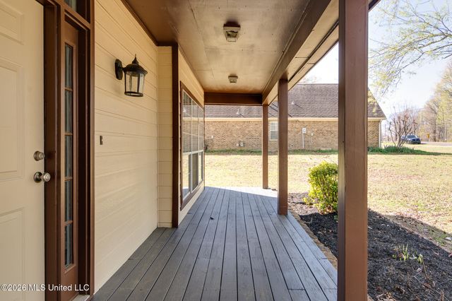 440 Blue Lake Drive, Lake Cormorant, MS 38641