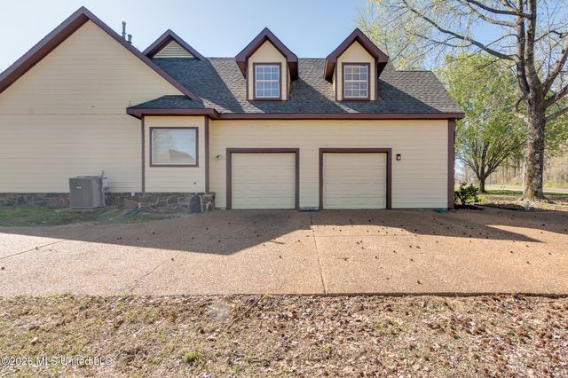 440 Blue Lake Drive, Lake Cormorant, MS 38641