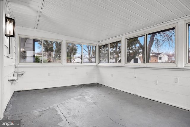 301 CARDINAL RD, Beverly, NJ 08010