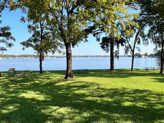 12121 N Ridgeway Drive N, Willis, TX 77318