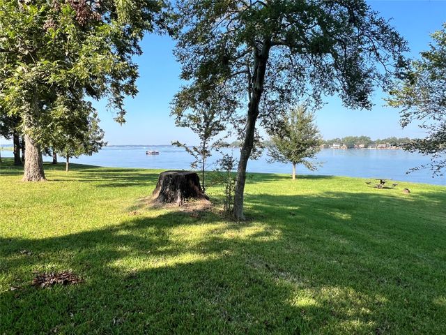 12121 N Ridgeway Drive N, Willis, TX 77318