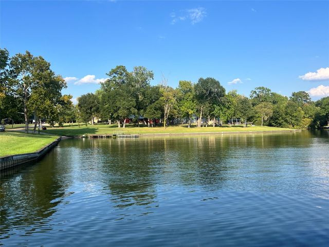 12121 N Ridgeway Drive N, Willis, TX 77318