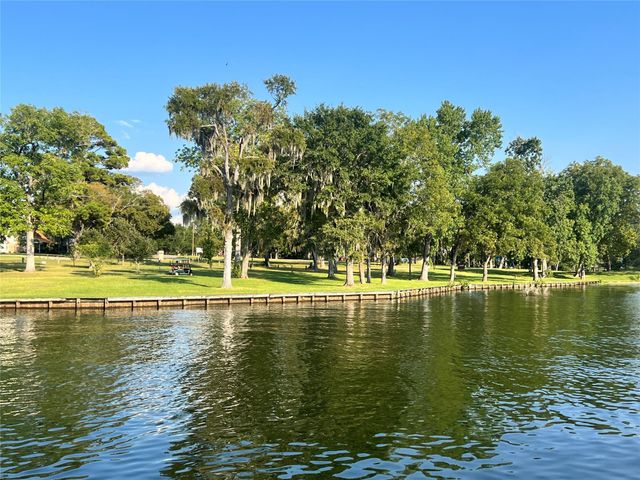 12121 N Ridgeway Drive N, Willis, TX 77318