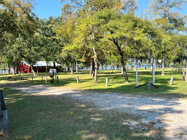 12121 N Ridgeway Drive N, Willis, TX 77318