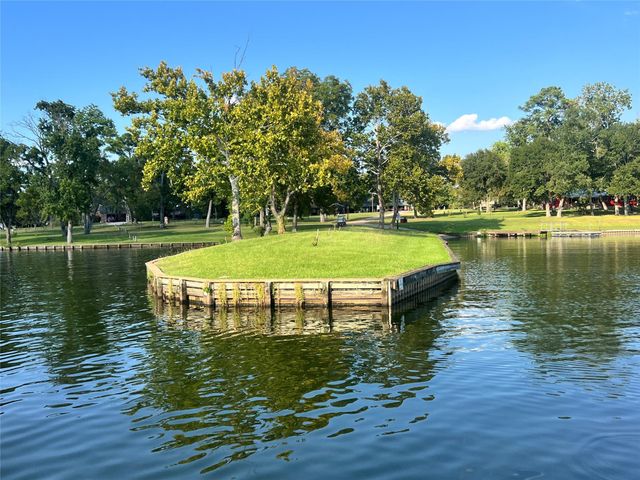 12121 N Ridgeway Drive N, Willis, TX 77318