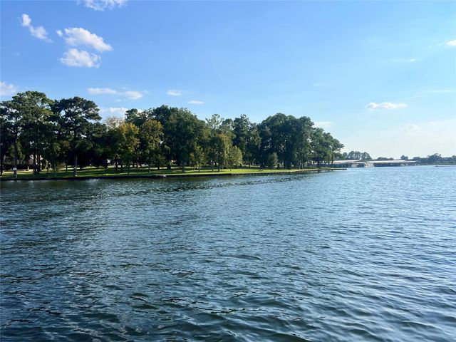 12121 N Ridgeway Drive N, Willis, TX 77318