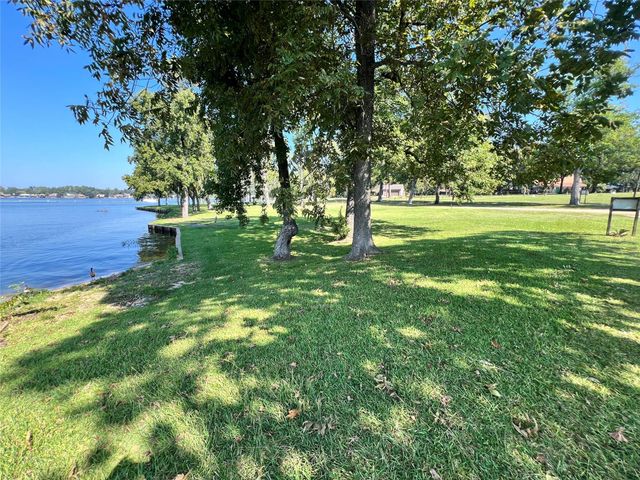 12121 N Ridgeway Drive N, Willis, TX 77318