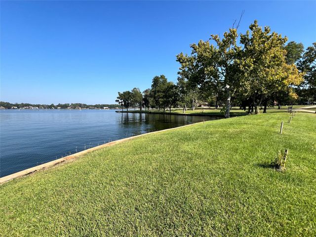 12121 N Ridgeway Drive N, Willis, TX 77318