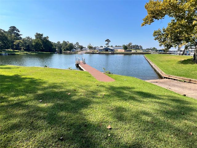 12121 N Ridgeway Drive N, Willis, TX 77318