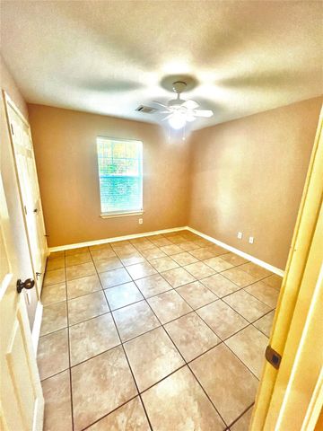 12121 N Ridgeway Drive N, Willis, TX 77318