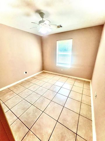 12121 N Ridgeway Drive N, Willis, TX 77318