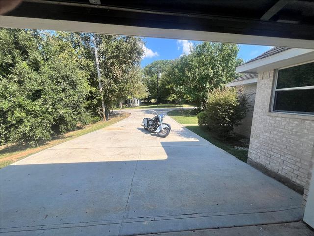 12121 N Ridgeway Drive N, Willis, TX 77318