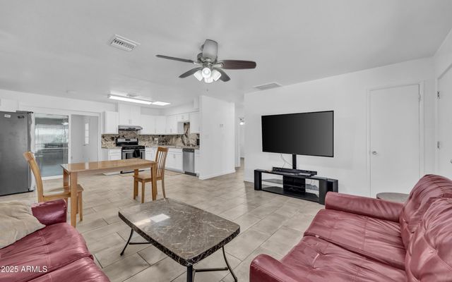 11025 W CHERRY HILLS Drive W, Sun City, AZ 85351