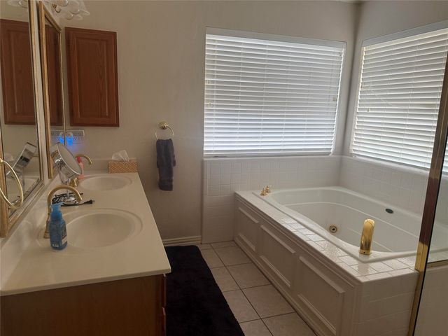 1086 Woodbriar Drive, Grapevine, TX 76051