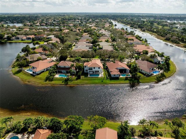 2763 Oakbrook Dr, Weston, FL 33332