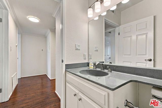 11918 Avon Way 102, Los Angeles, CA 90066