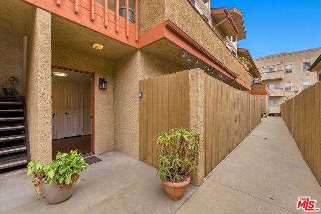 11918 Avon Way 102, Los Angeles, CA 90066