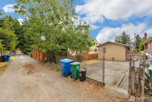 536 N 73rd Street, Seattle, WA 98103