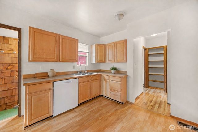 536 N 73rd Street, Seattle, WA 98103