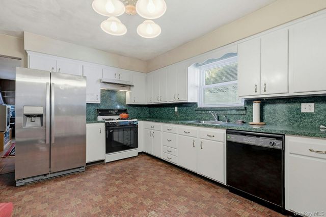 1 Hillcrest Road, Port Washington, NY 11050