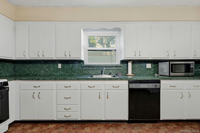 1 Hillcrest Road, Port Washington, NY 11050