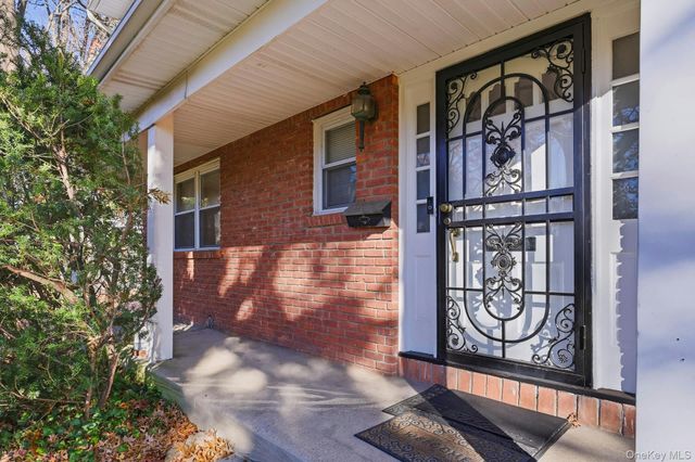 1 Hillcrest Road, Port Washington, NY 11050