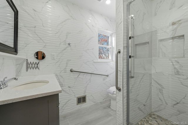 1 Hillcrest Road, Port Washington, NY 11050