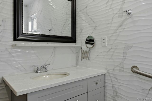 1 Hillcrest Road, Port Washington, NY 11050