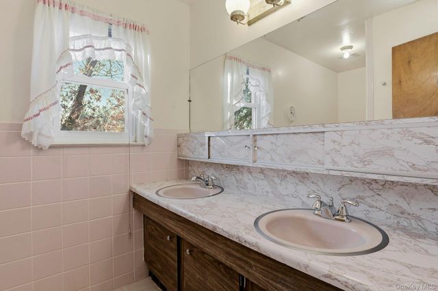 1 Hillcrest Road, Port Washington, NY 11050