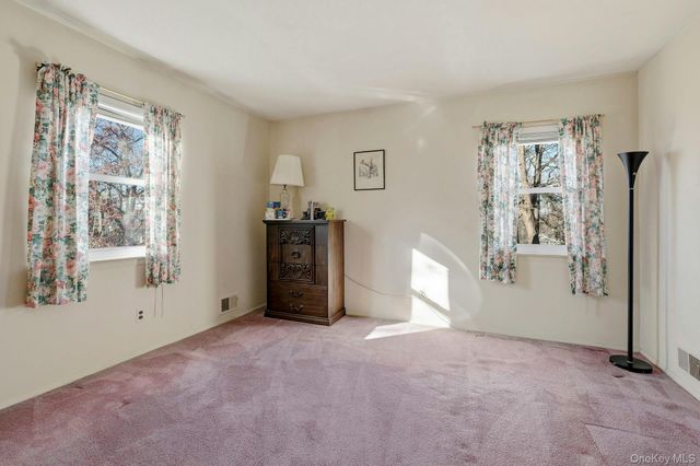 1 Hillcrest Road, Port Washington, NY 11050