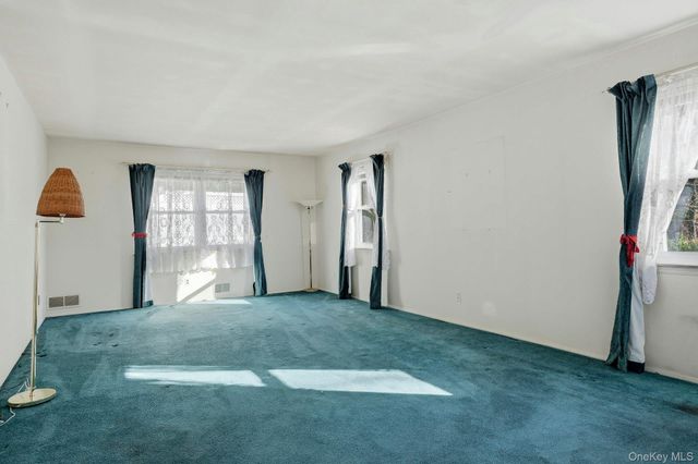 1 Hillcrest Road, Port Washington, NY 11050