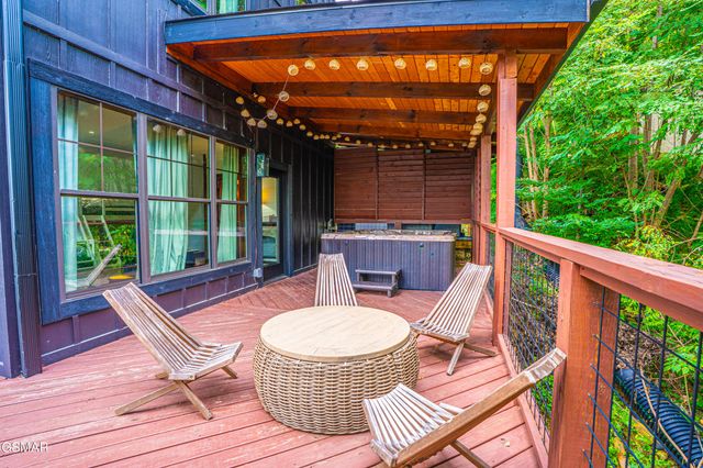 887 Sourwood Drive, Gatlinburg, TN 37738