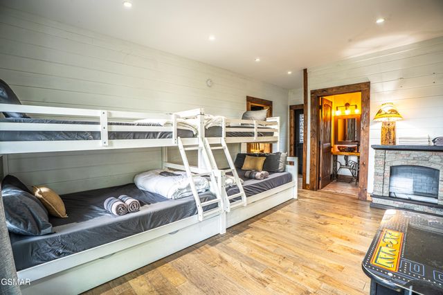 887 Sourwood Drive, Gatlinburg, TN 37738