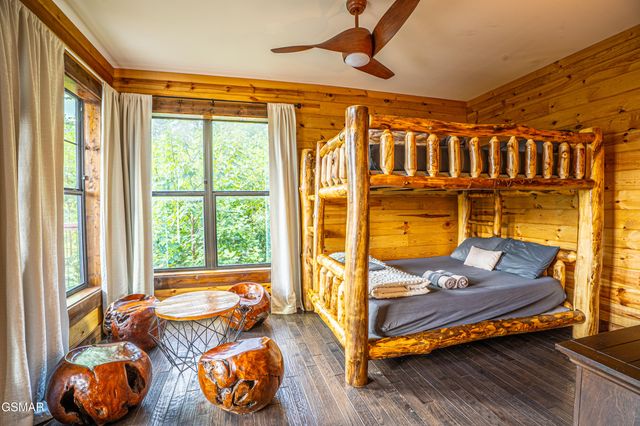 887 Sourwood Drive, Gatlinburg, TN 37738