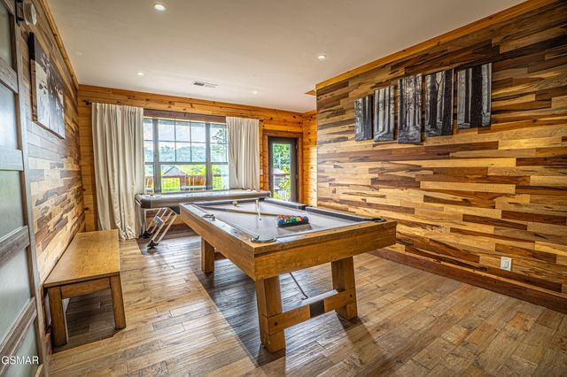 887 Sourwood Drive, Gatlinburg, TN 37738