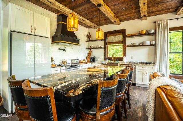 887 Sourwood Drive, Gatlinburg, TN 37738